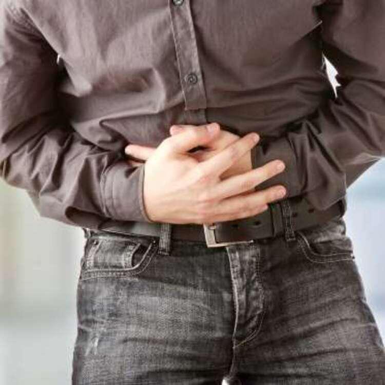Dùng thuốc với thực phẩm: Nhiều nghiên cứu cho thấy, tác dụng phụ phổ biến nhất khi sử dụng thuốc bổ sung hay thực phẩm chức năng là rối loạn dạ dày. Do vậy, tốt nhất là bạn nên uống thuốc trong hoặc ngay sau bữa ăn đểdễ hấp thu thuốc vào cơ thể thông qua dịch vị dạ dày và thức ăn.