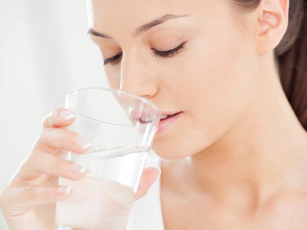 Cấp nước cho môi: Môi rất dễ bị tác động vì môi trường bên ngoài. Để lấy lại màu sắc tự nhiên của môi, bạn cần phải khôi phục độ ẩm tự nhiên của môi bằng cách uống nhiều nước, đặc biệt là vào mùa Đông. Ngoài ra, chế độ ăn uống những loại thực phẩm chứa nhiều nước như dua leo, dưa hấu, cam, bưởi và chanh cũng sẽ giúp đôi môi được duy trì độ ẩm.