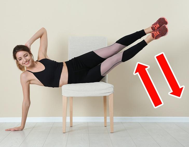 Tập gập bụng nghiêng trên ghế: Việc của bạn cần làm chỉ là gập bụng khi nằm nghiêng trên hông, chân đưa lên xuống. Trước hết, thực hiện bài tập ở bên phải. Sau đó, đổi sang bên trái