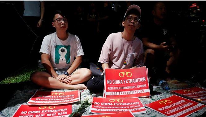 Đêm 11/6, hàng trăm người trẻ đã ngồi biểu tình trước tòa nhà hành chính của Hong Kong với biểu ngữ " Không dẫn độ về Trung Quốc"