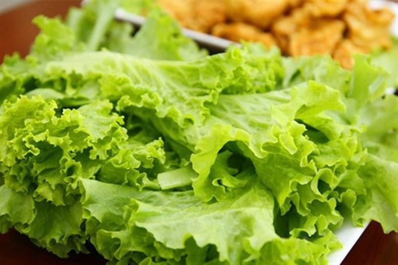 Rau sống: Rau sống là nguồn thực phẩm giàu axit amin. Tuy nhiên, chúng có thể gây ra chứng ợ nóng, đầy hơi và đau bụng, đặc biệt trong trường hợp bạn chưa ăn gì vào buổi sáng.