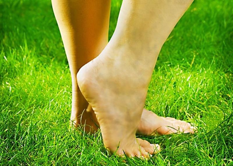Huyết khối tĩnh mạch sâu: Sưng một hoặc cả hai chân có thể báo hiệu huyết khối tĩnh mạch sâu. Bệnh này rất nguy hiểm nên bạn hãy đi khám ngay.