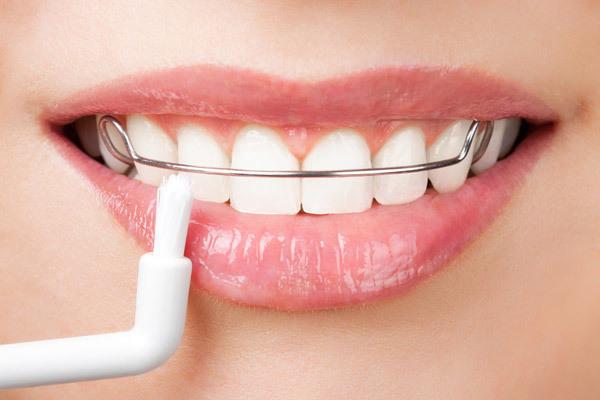 Tẩy cha chết môi ít nhất 1 tuần/lần: Các tế bào môi cũng sẽ trải qua quá trình liên tục thay thế lớp tế bào chết bên ngoài bằng các lớp tế bào mới bên trong. Việc loại bỏ các tế bào chết 1 tuần/lần sẽ giúp môi mềm, mịn hơn. Bạn có thể trộn dầu ôliu với đường để tẩy da chết cho môi, sau đó thoa nhẹ một lớp son dưỡng mà bạn thích để giữ ẩm.