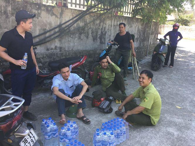 Tôi sống gần 60 năm ở đây nhưng chưa bao giờ thấy rừng cháy khủng khiếp như lần này. Mấy ngày hôm nay chính quyền và người dân xã Xuân Hồng đều tập trung chữa cháy. Đến lúc này ngọn lửa cơ bản khống chế được nhưng lửa vẫn âm ỉ và có thể bùng phát trở lại bất cứ lúc nào", một người dân tham gia chữa cháy tại thôn 7, xã Xuân Hồng nói. 