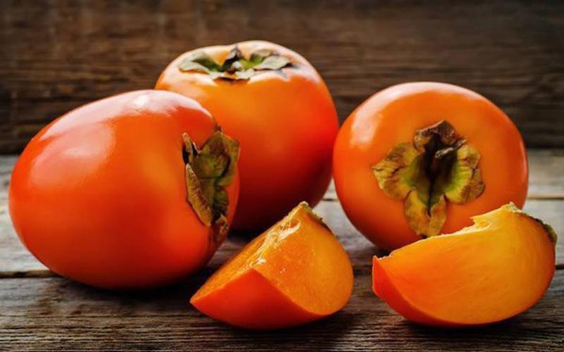 Quả hồng: Có chứa tương đối nhiều nhựa. Các chất này gặp phải axit lúc dạ dày trống rỗng sẽ dễ dàng kết hợp tạo thành những cục nhỏ khó hòa tan. Những cục này nếu có kích thước lớn sẽ đóng thành sỏi, gây loét dạ dày thậm chí thủng dạ dày.