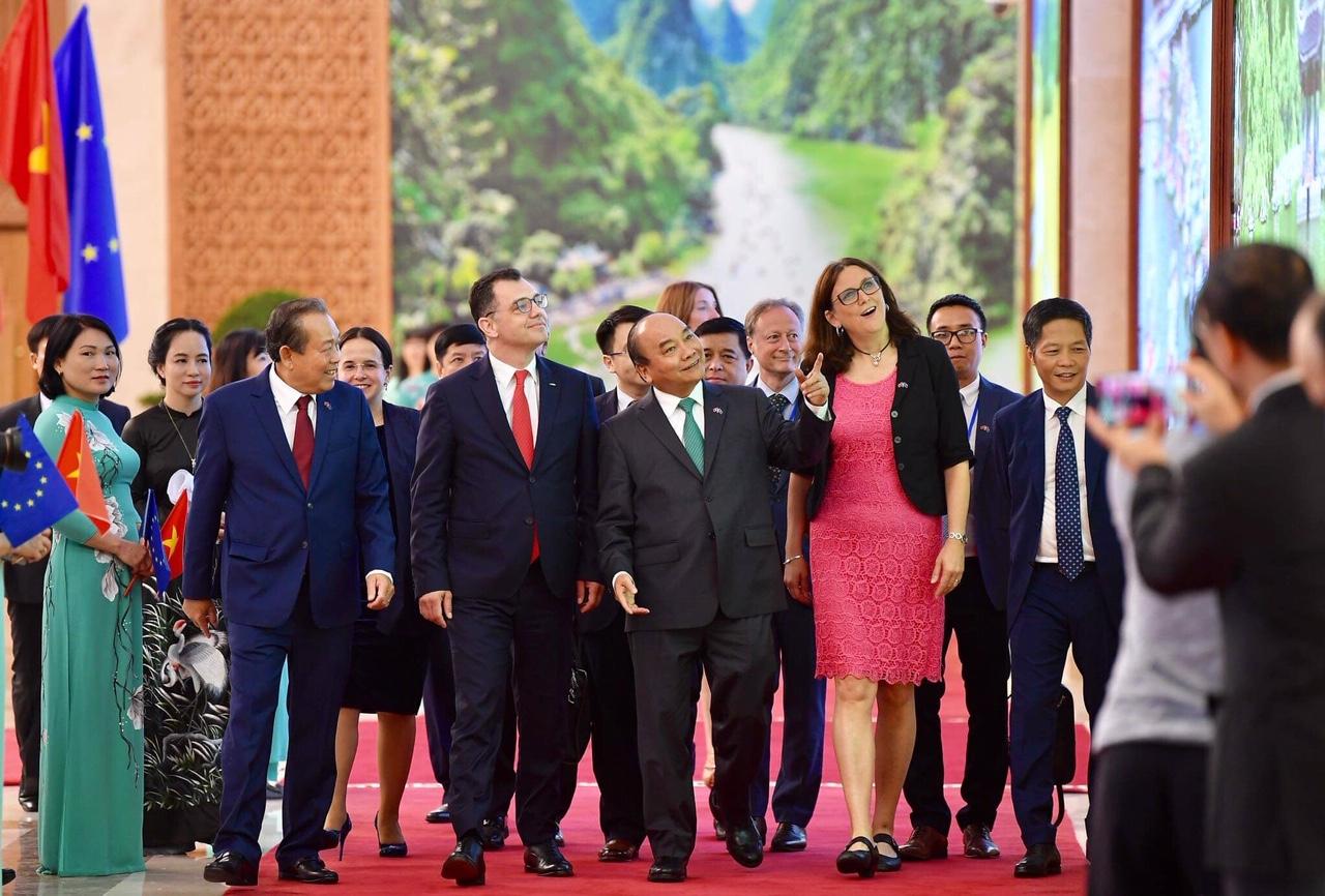 Trong ảnh: Thủ tướng Nguyễn Xuân Phúc, Phó Thủ tướng Trương Hòa Bình, Bộ trưởng Bộ Công Thương Trần Tuấn Anh, Cao ủy Liên minh châu Âu phụ trách Trang Game PG88 go Cecilia Malmstrom, Bộ trưởng Bộ Môi trường kinh doanh, Thương mại và doanh nghiệp Romania Stefan-Radu Oprea đến dự Lễ ký Hiệp định Thương mại tự do và Hiệp định Bảo hộ đầu tư giữa PG 88 Nổ Hũ và Liên minh châu Âu (EU) (EVFTA và IPA)