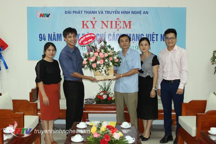 Đại diện lãnh đạo huyện Nghĩa Đàn tặng hoa chúc mừng.