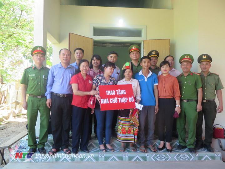 Bàn giao nhà cho hộ gia đình anh