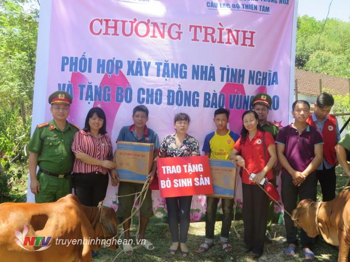 Trao bò sinh sản cho các hộ gia đình.