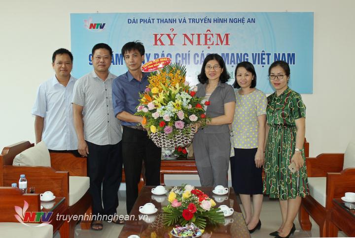 Thường trực HĐND tặng hoa chúc mừng.