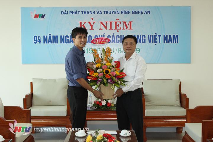 PG88 link tải CP Đầu tư và Phát triển nhà Hà Nội số 30 tặng hoa chúc mừng.