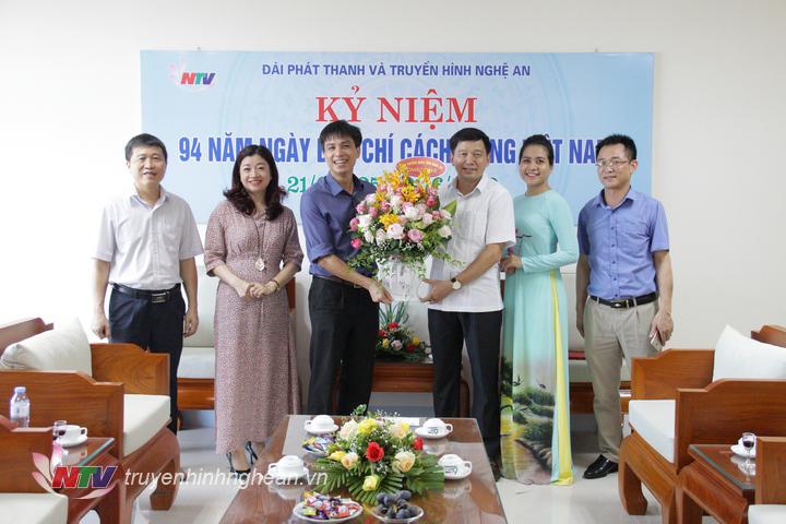 Đại diện Ban Tuyên giáo chúc mừng Đài.