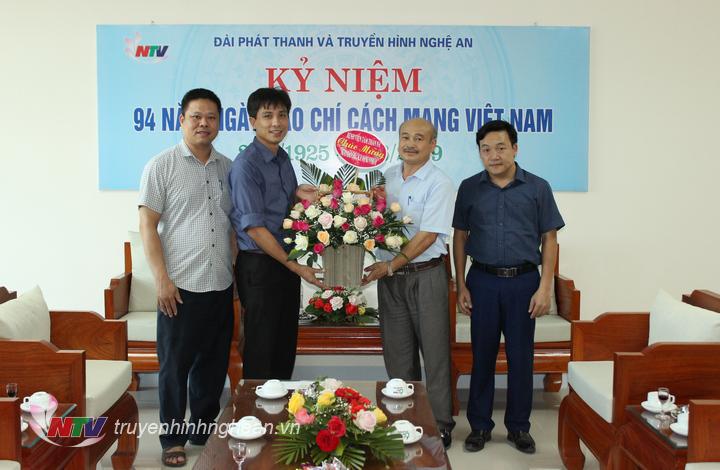Đại diện Bệnh viên tâm thần PG88 go Bắn cá tặng hoa chúc mừng.