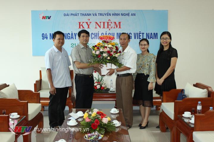 Công đoàn viên chức PG88 go Bắn cá tặng hoa chúc mừng.