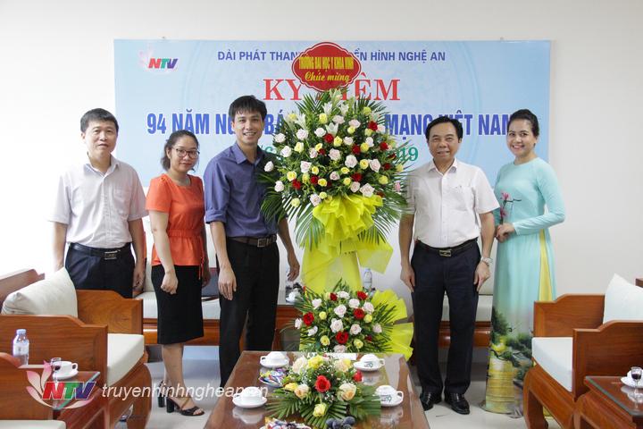 Đại diện Đại học Y khoa Vinh chúc mừng.