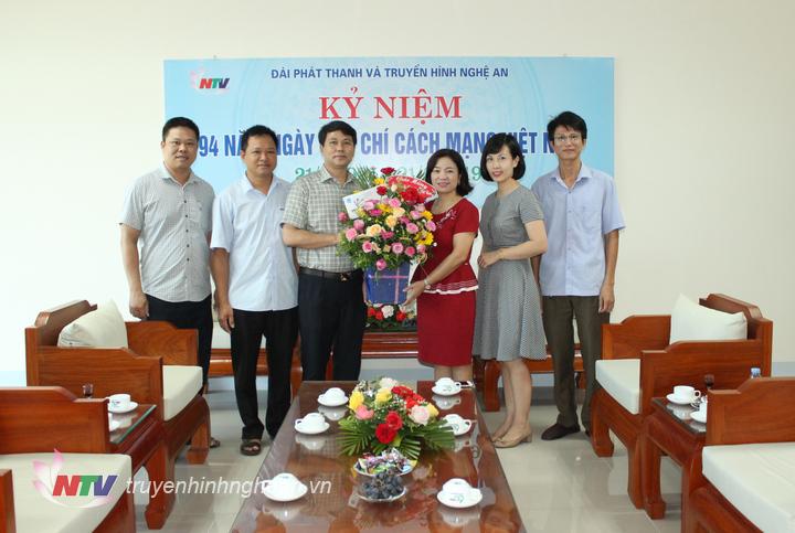 Hội nông dân tỉnh tặng hoa chúc mừng