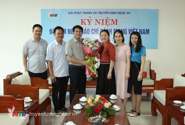 Đại diện Liên đoàn lao động tỉnh tặng hoa chúc mừng.