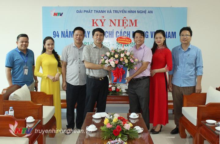 Sở Xây dựng tặng hoa chúc mừng.