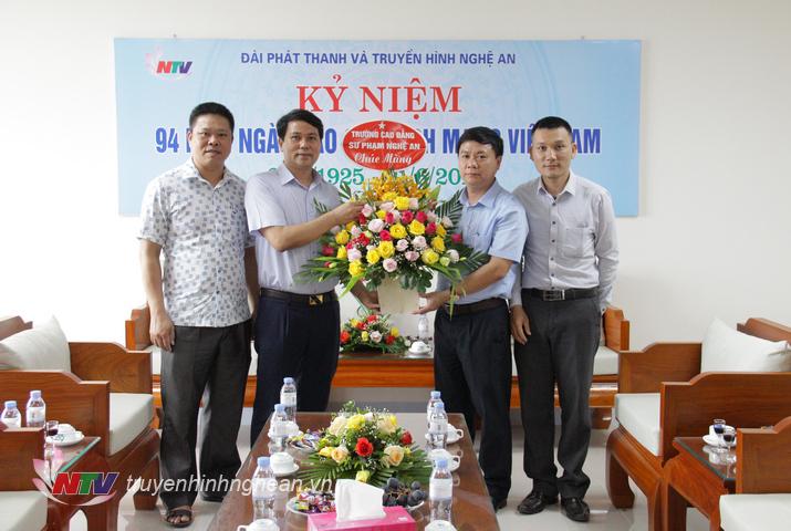 Đại diện Trường CĐ Sư phạm Vinh chúc mừng.