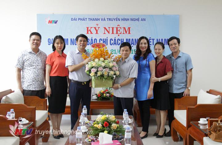 Đoàn ĐBQH tỉnh chúc mừng Đài.