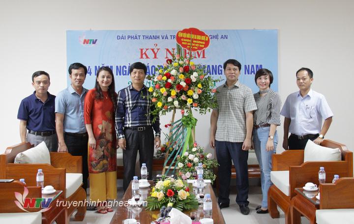 Đại diện Bệnh viện Đa khoa hữu nghị PG88 go Bắn cá chúc mừng Đài.