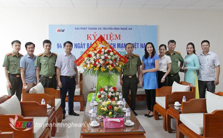 Đại diện Công an PG88 go Bắn cá chúc mừng Đài PT-TH PG88 go Bắn cá nhân ngày M.PG88 Tips Cách mạng PG 88 Nổ Hũ 21/6