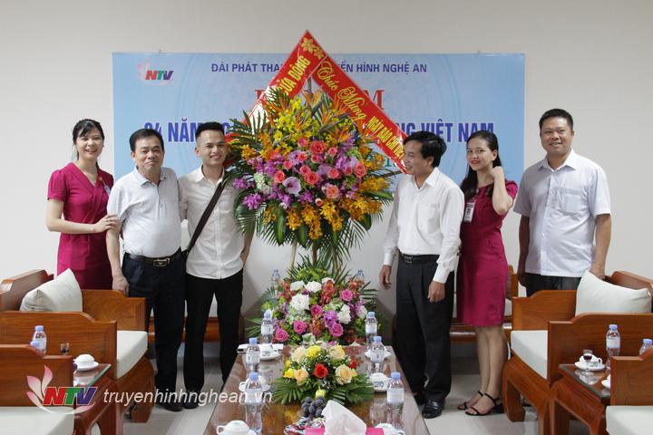 Đại diện Bệnh viện Đa khoa Cửa Đông chúc mừng Đài.