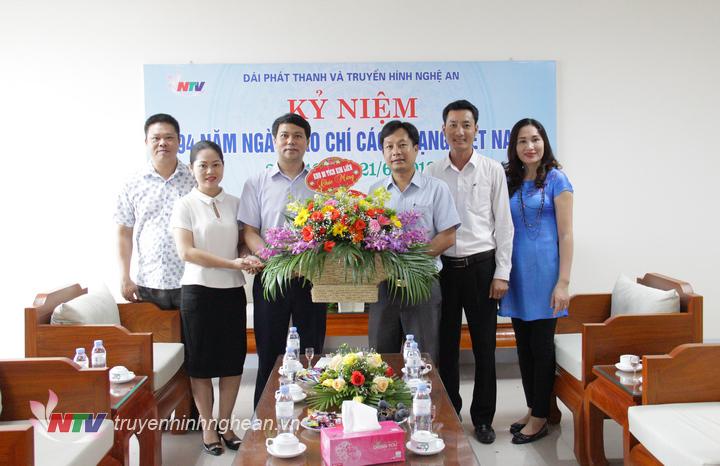 Đại diện BQL Khu di tích Kim Liên chúc mừng Đài.