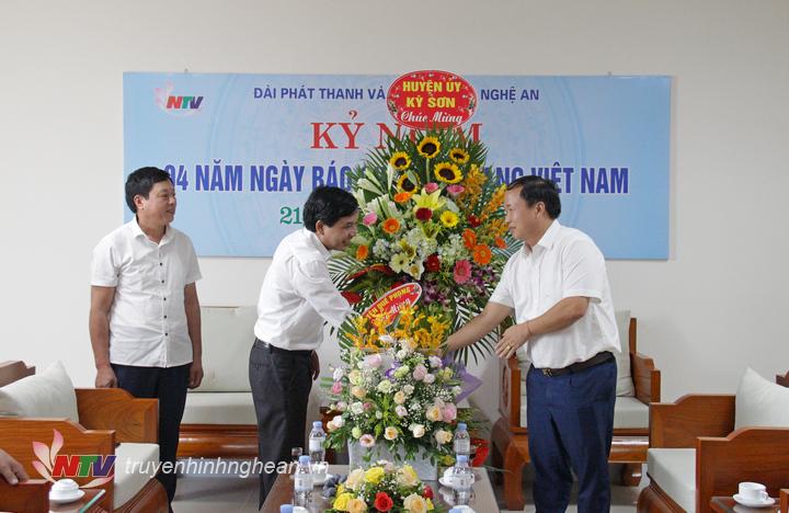Đại diện lãnh đạo huyện Kỳ Sơn chúc mừng Đài PT-TH PG88 go Bắn cá