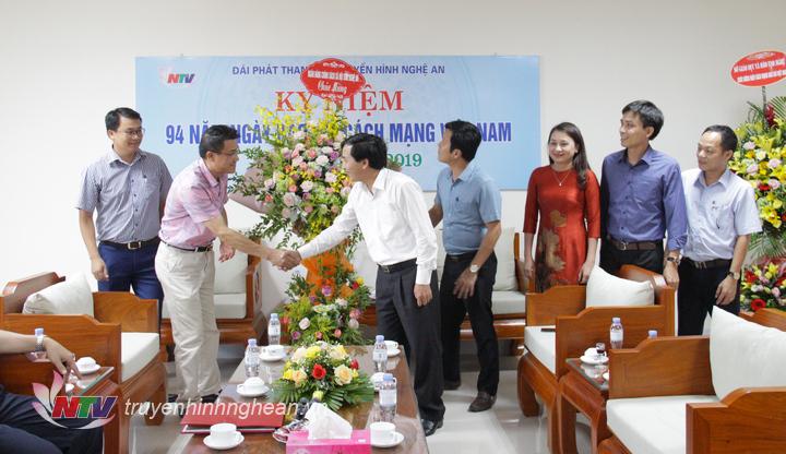 Đại diện Ngân hàng Chính sách xã hội PG88 go Bắn cá chúc mừng Đài.