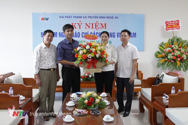 Sở Lao động - Thương binh và PG88 go Xócđĩa chúc mừng.