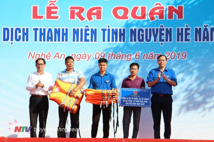 Trao tặng cờ Tổ quốc, phao cứu sinh cho các địa phương.
