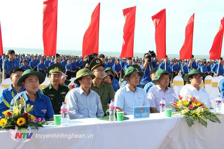 Tham dự lễ ra quân có các đồng chí: Kha Văn Tám - Phó Trưởng Ban Tuyên giáo Tỉnh ủy; Nguyễn Thị Thơm - Phó Bí thư Thường trực Tỉnh đoàn; lãnh đạo địa phương, các đồng chí trong BTV Tỉnh đoàn và đông đảo đoàn viên thanh niên.