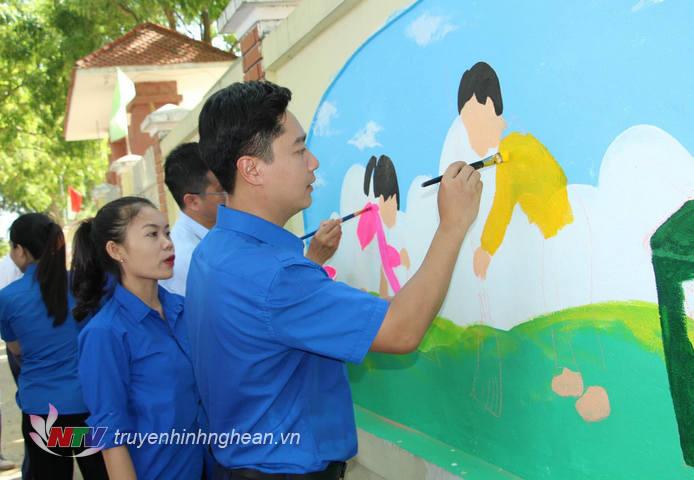 Phó Bí thư Tỉnh đoàn Lê Văn Lương thực hiện 