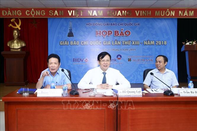 PG88 link Nổhũ Bộ Thông tin và Truyền thông Hoàng Vĩnh Bảo (bên trái) trả lời câu hỏi của phóng viên báo chí. 