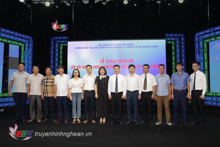 Lãnh đạo các cơ quan báo, chí tham gia khóa bồi dưỡng chụp ảnh lưu niệm cùng BTC.