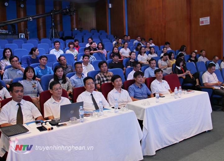 Các đại biểu dự lễ khai giảng.