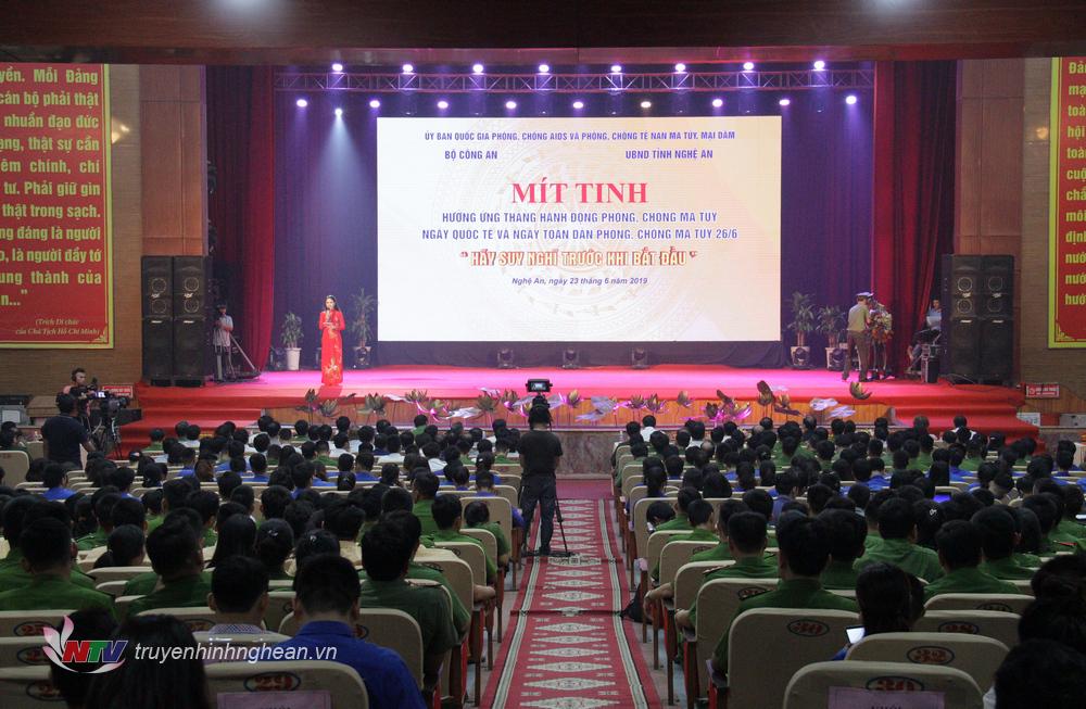 Toàn cảnh lễ mít tinh.