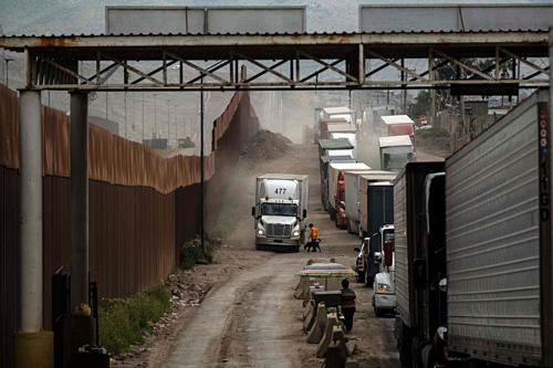 Xe tải chở hàng ở Tijuana (Mexico).