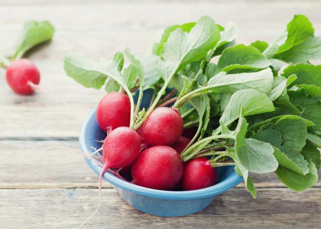 Củ cải: Không chỉ chứa lượng nước lớn, củ cải cũng rất giàu vitamin C, chất chống oxy hóa giúp giải nhiệt cho cơ thể. Củ cải có đặc tính chống viêm hữu ích, góp phần ngăn ngừa các cơn say nắng. 