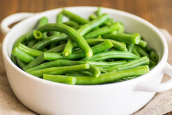 Quả đỗ: Có khả năng cung cấp nước cho cơ thể, quả đỗ xanh là nguồn dồi dào vitamin K, mangan, chất xơ và vitamin C. Nó cũng chứa flavonoid, chất chống oxy hóa làm giảm lượng cholesterol cao trong cơ thể. Bạn có thể luộc, hấp hoặc đơn giản là chế biến salad với đỗ xanh.