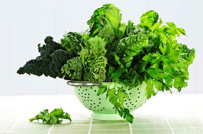 Các loại rau lá xanh như rau bina, cải xoăn, mồng tơi là chất làm loãng máu tự nhiên và giúp bạn giải nhiệt cơ thể nhanh chóng. Bên cạnh đó, chúng chứa hàm lượng nước cao nên rất dễ tiêu hóa. Điều này có nghĩa là cơ thể không cần làm việc vất vả, giúp tiết kiệm năng lượng và đảm bảo bạn luôn mát mẻ. 