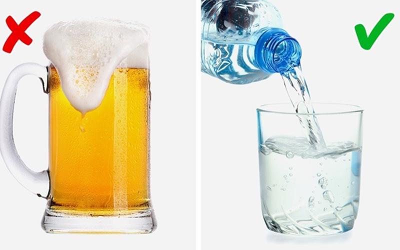 Nước vs Bia: Uống nước giúp cơ thể loại bỏ độc tố gây ra mùi hôi. Trong khi đó, uống bia có vẻ là một cách tốt để thư giãn sau một ngày làm việc, nhưng bia có thể gây ra mùi cơ thể, khi một số chất cồn thoát qua lỗ chân lông.