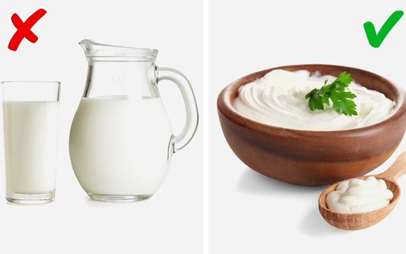 Sữa chua vs Sữa: Vitamin D có trong sữa chua giúp chống lại vi khuẩn có trong miệng, do đó làm giảm mùi hôi miệng. Trong khi, sữa có chứa choline có thể khiến mùi cơ thể khó chịu.