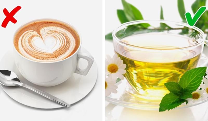Trà vs Café: Trà thảo mộc là một nguồn cung tuyệt vời chất chống oxy hóa, giúp cơ thể thải độc và ít mùi hơn. Còn café hoặc bất kỳ đồ uống chứa caffein nào cũng có thể gây ra mùi hôi cơ thể.