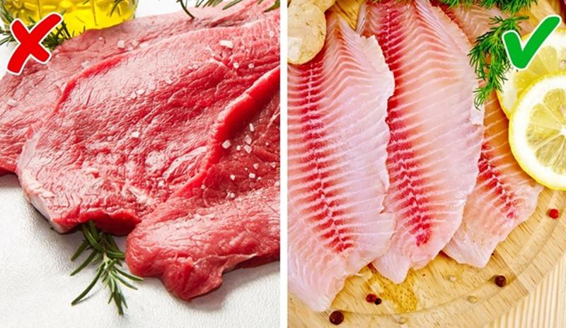 Thịt đỏ vs Thịt cá: Một nghiên cứu cho thấy, phụ nữ bị hấp dẫn bởi mùi cơ thể của những người đàn ông có chế độ ăn không thịt trong hai tuần hơn so với những người ăn thịt đỏ. Còn trong quá trình tiêu hóa cá, cơ thể bạn không tiết ra mùi khó chịu như khi tiêu thụ thịt đỏ. Do vậy, nếu bạn có kế hoạch hẹn hò, hãy lựa chọn ăn cá hơn là thịt đỏ.
