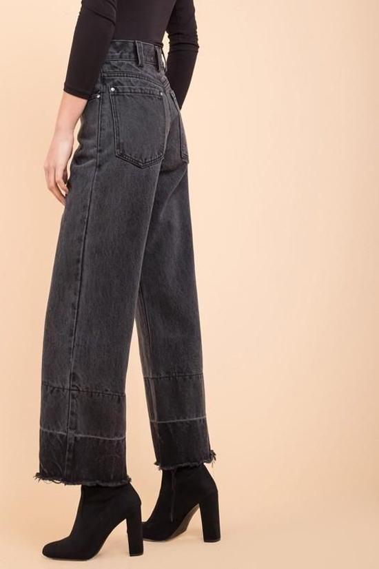 Các mẫu quần jeans ống suông, jeans ống rộng và jeans ống lửng được phái đẹp PG88.com Game Bài yêu thích khi mix đồ đi làm, đi dạo phố.