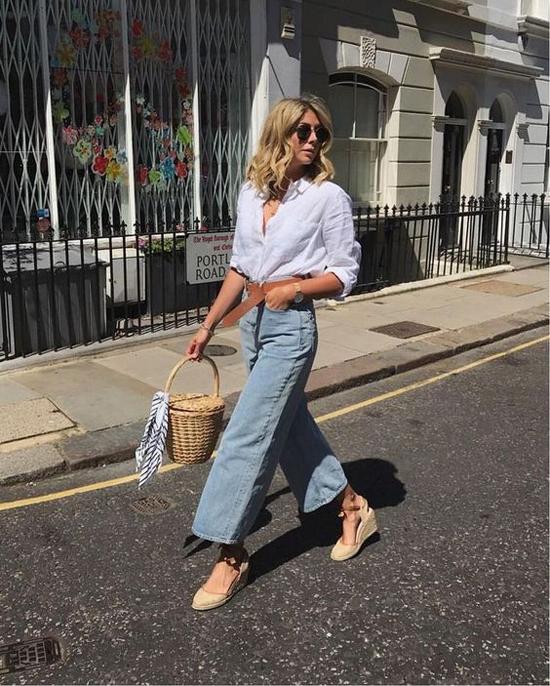 Phong cách trẻ trung cho quý cô mùa hè với jeans ống rộng, sơ mi vải linen và bộ phụ kiện thân thiện với môi trường.