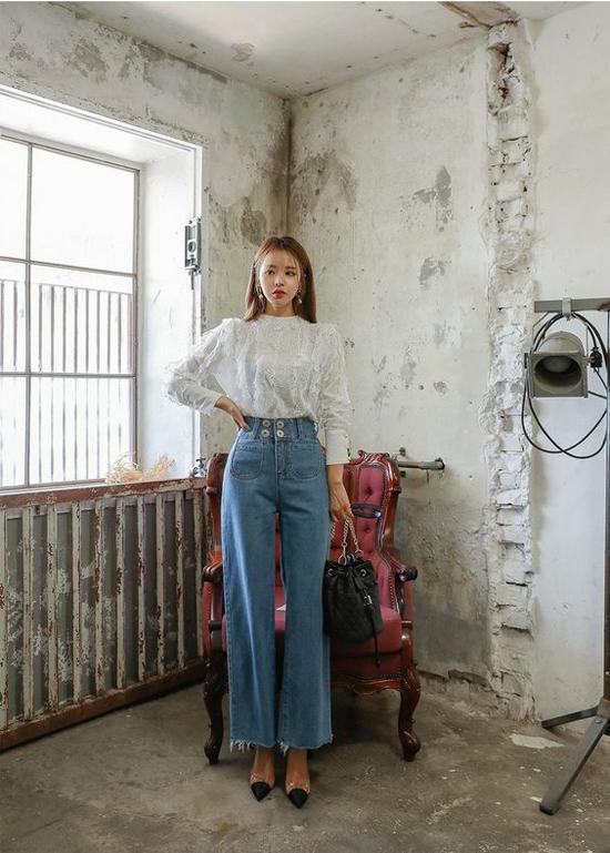 Với những mẫu quần jeans ống rộng, xé gấu, phái đẹp vẫn có thể lên đồ thanh lịch khi đến văn phòng.
