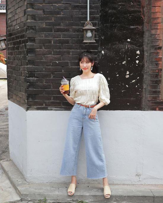 Tùy vào vóc dáng mà các nàng có thể chọn cho mình mẫu quần có kích cỡ ống rộng vừa phải. Bởi đây là mẫu quần dễ 'nuốt dáng', mix đồ không khéo người mặc sẽ trở thành cô nàng nấm lùn.